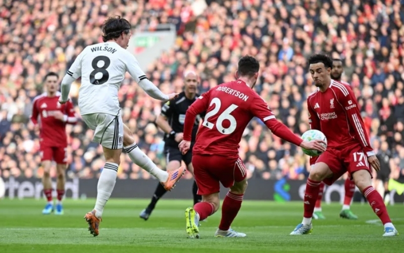 Chiến thuật của Arne Slot biến Anfield thành pháo đài