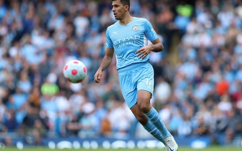 Tiền Vệ Phòng Ngự (Defensive Midfielder) có chức năng là gì? Mắt xích kết nối hàng thủ và hàng công.