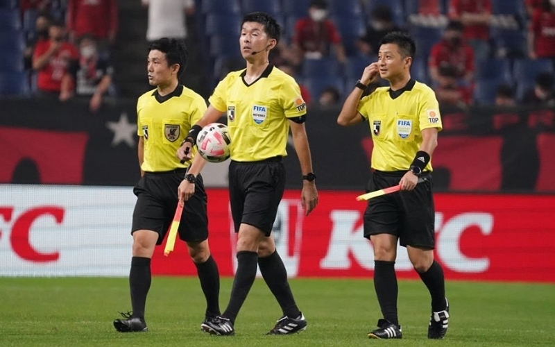 Trọng tài bán độ: Khi người cầm cân nảy mực phạm tội.