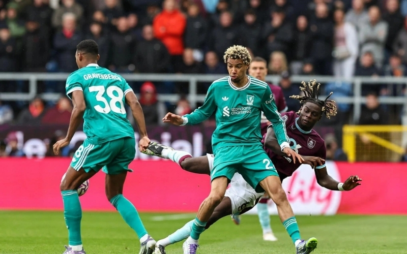 Burnley gặp khó khi hàng phòng ngự liên tục mắc sai lầm