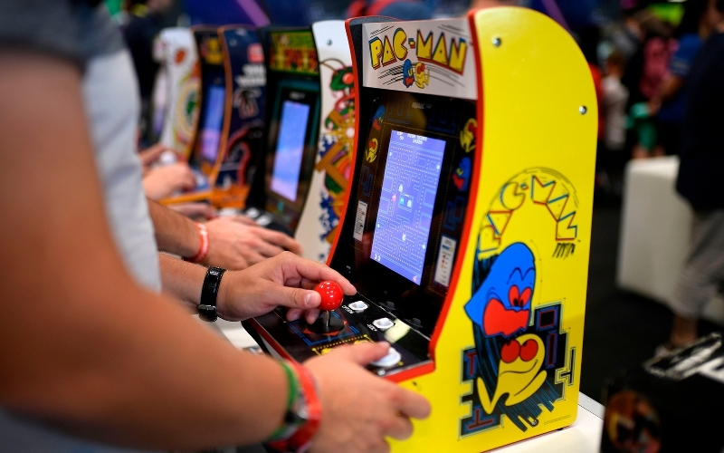 Du khách trải nghiệm game mô phỏng kỹ thuật số tại khu du lịch